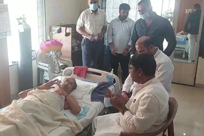यावेळी दोघांमध्ये अनेक विषयांवर चर्चा झाली. त्यांच्यासोबत कॉंग्रेस नेते अंकुश काकडे देखील होते.