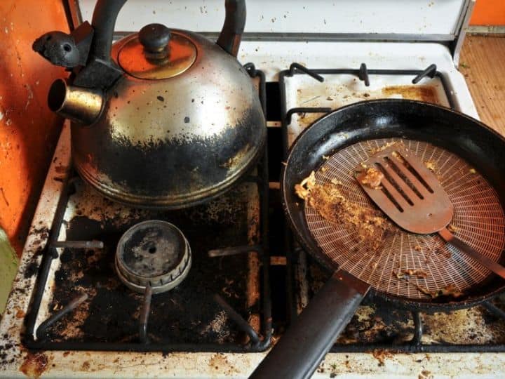 how to clean the burnt utensils vessel stainless steel know easy kitchen hacks लाख रगड़ने के बावजूद नहीं जाते बर्तन के 'जले हुए दाग'? तो अपनाएं ये 4 आसान तरीके, तुरंत होगी इनकी छुट्टी