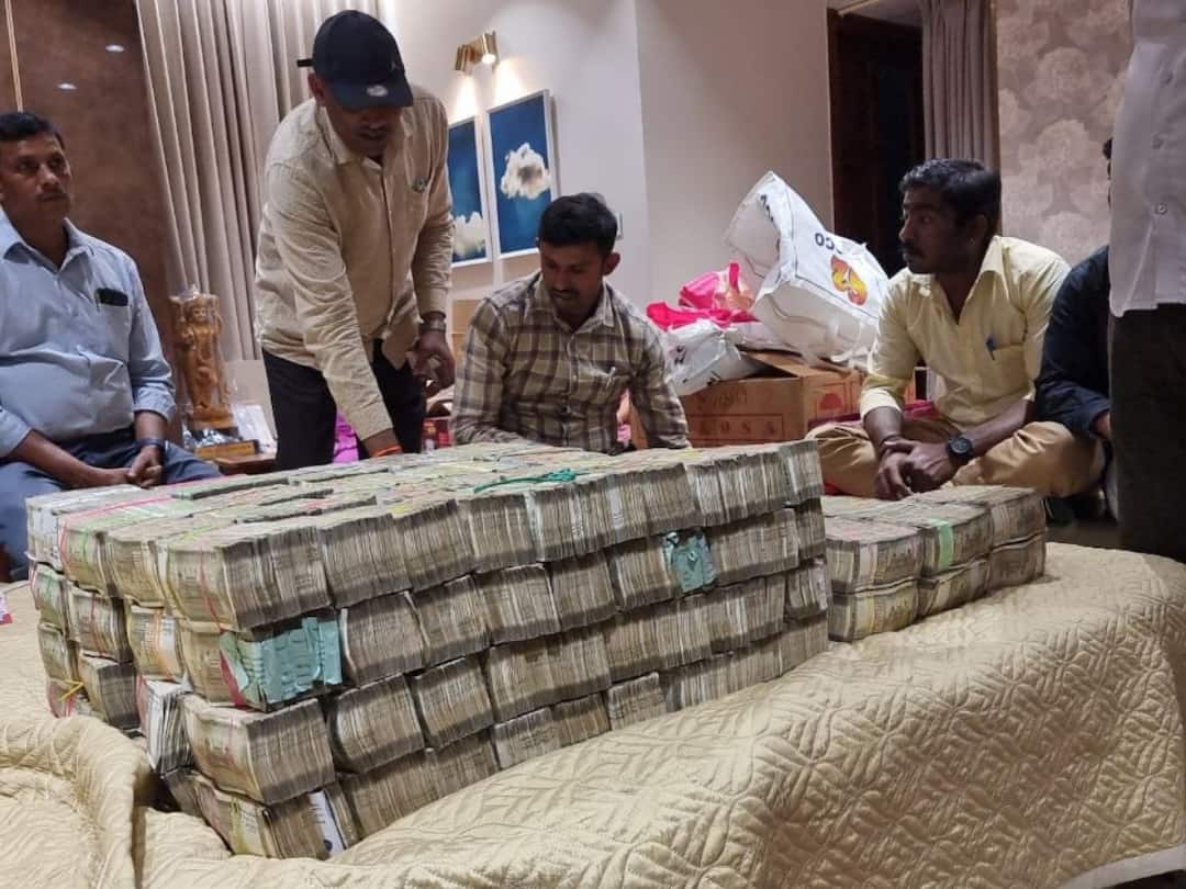 Karnataka BJP MLA's Son Prashanth Madal Caught Taking Bribe after rs 6 Crore Found At Home బీజేపీ ఎమ్మెల్యే కొడుకు ఇంట్లో నోట్ల కట్టలు, లంచం తీసుకుంటూ దొరికిపోయాడు