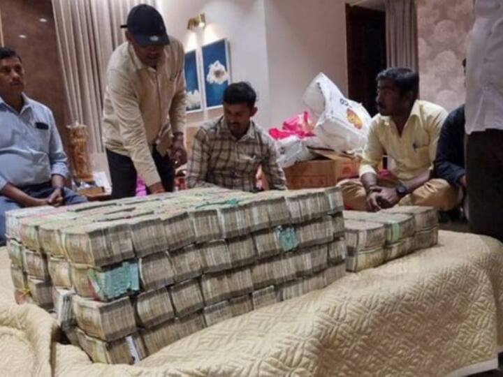 2 मार्च को कर्नाटक के लोकायुक्त अधिकारियों ने कहा कि कार्यालय में 1.75 करोड़ रुपये की नकदी के कम से कम तीन बैग मिले, जिसे भी जब्त कर लिया गया है.