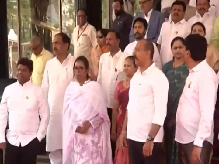 Maharashtra Budget Session Opposition leaders aggressive for Anganwadi workers demands Maharashtra Budget Session :  अंगणवाडी सेविकांच्या प्रश्नावरुन विरोधकांचा सभात्याग, विधीमंडळाच्या पायऱ्यांवर आंदोलन