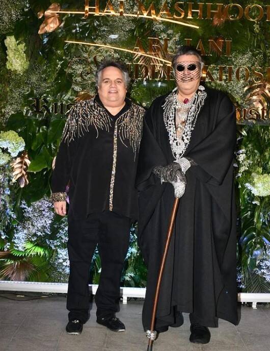 अबू जानी और संदीप खोसला ने 2 मार्च को मुंबई के एक होटल में ग्रैंड फैशन इवेंट होस्ट किया था. इस दौरान अबू और संदीप ब्लैक आउटफिट में नजर आए.