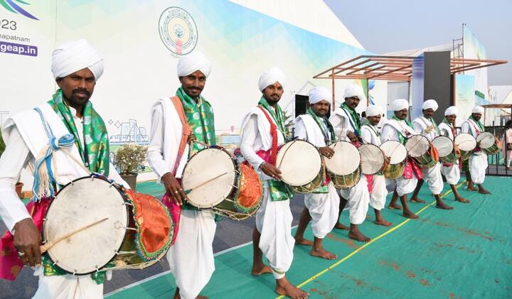 జీఐఎస్ 2023లో ఆహుతులకు స్వాగతం పలుకుతున్న కళాకారులు