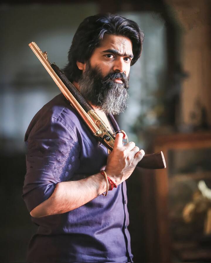 வெந்து தணிந்தது காடு மூலம் கம்-பேக் கொடுத்த சிம்பு, பத்து தல படத்தில் நடித்துள்ளார்.