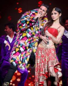 Mouni Roy, Akshay Kumar Set Atlanta On Fire With Their Performance; Check Out Pics From 'The Entertainers' Tour