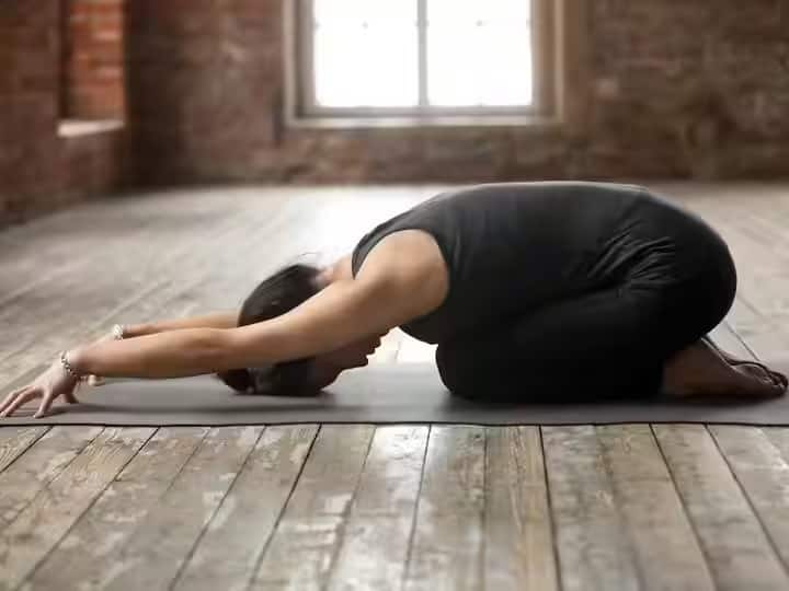 ten minute yoga in bed to reduce belly fat and improve digestion marathi news Health Tips : पोटाची चरबीही कमी होईल आणि पचनक्रियाही नीट राहील; सकाळी उठल्याबरोबर ही 3 आसनं करा