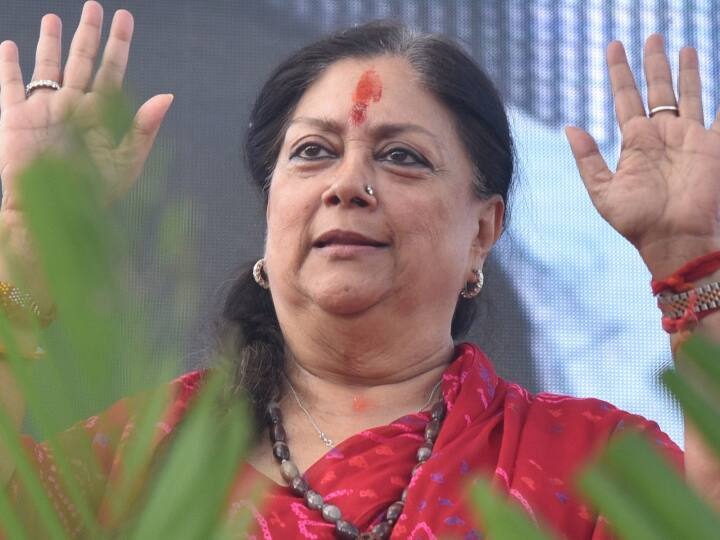 BJP Leader and Ex CM Vasundhara Raje is celebrating her birthday today in Salasar Dham of Churu ANN चुनाव से पहले सालासर धाम के चरणों में वसुंधरा राजे, BJP को हराने वाले 4 बड़े शहरों के सेंटर प्वाइंट से बजाएंगी बिगुल