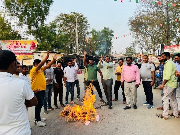 LPG Price Hike: सूरजपुर में महंगाई के खिलाफ युवा कांग्रेस ने किया अनूठा विरोध प्रदर्शन, चूल्हा जलाकर बनाई चाय