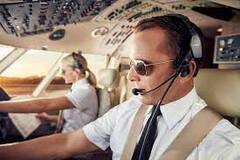 हेलीकॉप्टर में पैसेंजर्स को भी लगाने होते हैं हेडफोन मगर प्लेन में सिर्फ पायलट ही लगाते हैं... जानिए ऐसा क्यों?