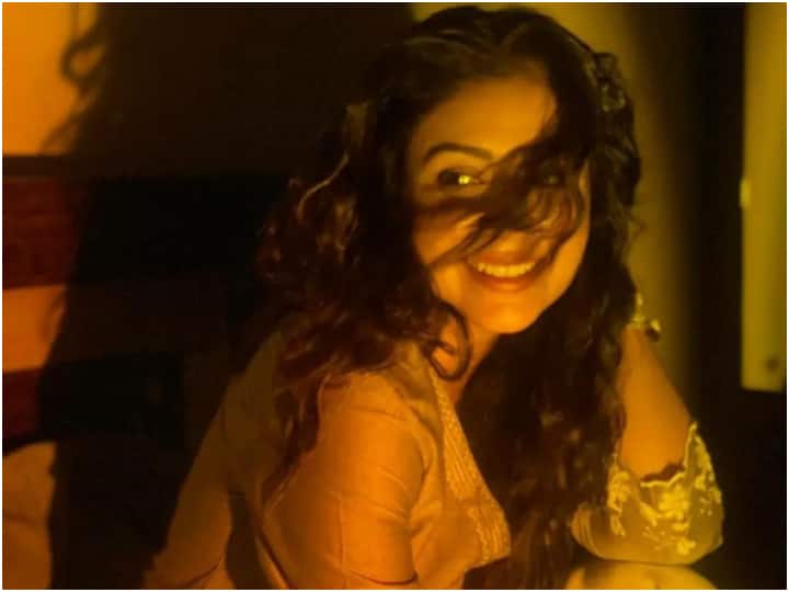 पटना में जन्मी नेहा ने शुरुआती पढ़ाई-लिखाई यहां से ही पूरी की. उन्होंने पटना यूनिवर्सिटी से ही एडवर्टीजमेंट, सेल्स प्रमोशन एंड मार्केटिंग में ग्रेजुएशन किया.