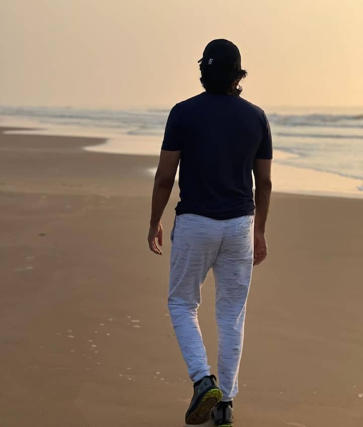 ఏ బీచో తెలియదు కానీ, ఆయన సముద్రం ఒడ్డున నడుస్తున్న ఫోటోలు ఇన్ స్టాలో పోస్టు చేశారు. -Image Credit: Raviteja/Instagram