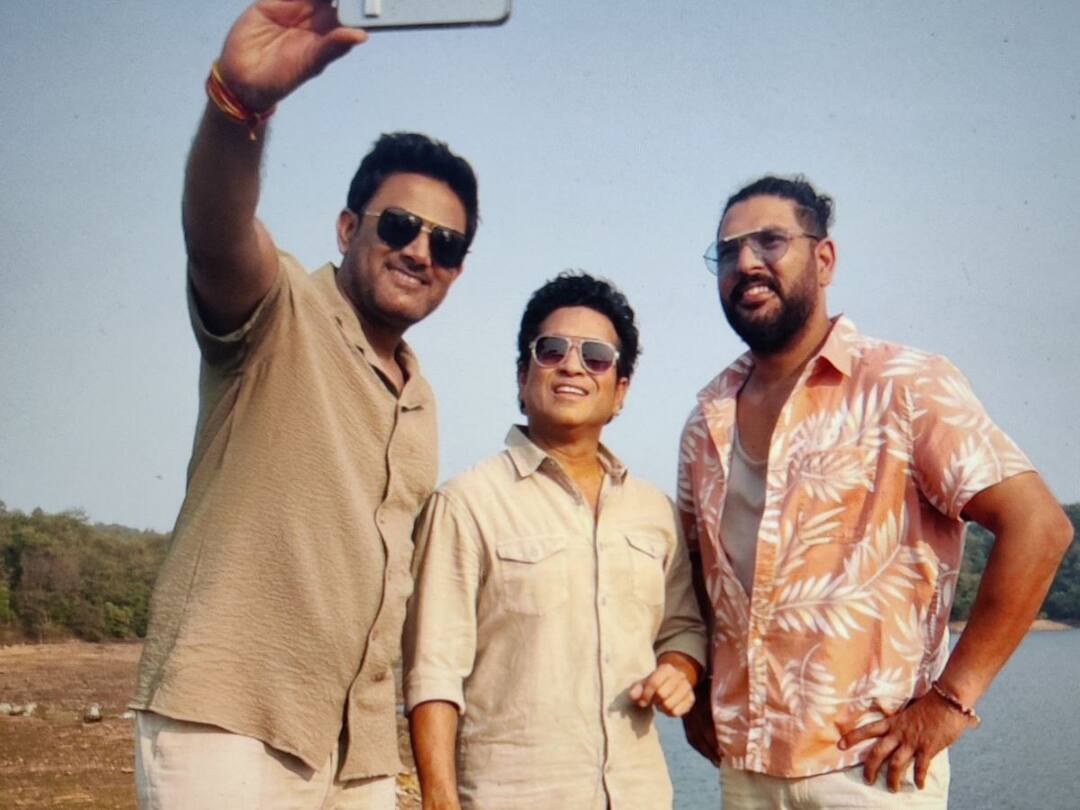 Sachin Tendulkar Recreates 'Dil Chahta Hai' Moment with Yuvraj, Kumble Sachin Tendulkar Recreates 'Dil Chahta Hai' Moment with Yuvraj, Kumble