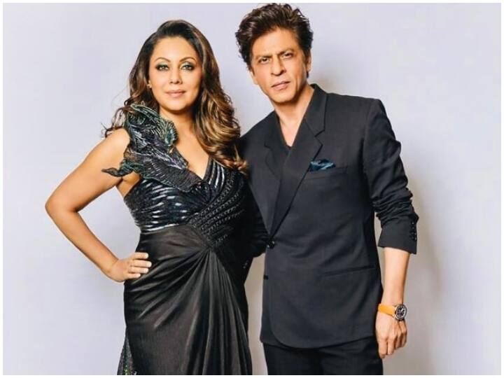 Shah Rukh Khan Used to sing gori tera gaon bada pyara song for wife gauri khan  watch throwback video Watch: जब गर्लफ्रेंड के इलाके में जाकर 'गोरी तेरा गांव बड़ा प्यारा' गाते थे Shah Rukh Khan, बोले- 'वो चिढ़ जाती थी'