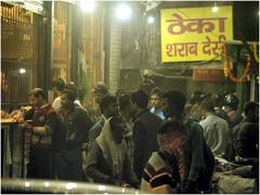 दिल्ली: होली पर शराबियों का रंग फीका न हो इसलिए दुकानदारों ने कर ली तैयारी, बढ़ाए गए स्टॉक