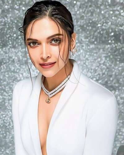 दीपिका पादुकोण भी यूं ही नहीं पतले फिगर की मालकिन हैं.वो भी अपनी डाइट का खूब ख्याल रखती है.दीपिका अपना ब्रेकफास्ट कभी मिस नहीं करती. नाश्ते में एक्ट्रेस साउथ इंडियन फूड जैसे उपमा, डोसा, इडली या फिर अंडे का सफेद भाग और लो फैट दूध लेना पसंद करती है.