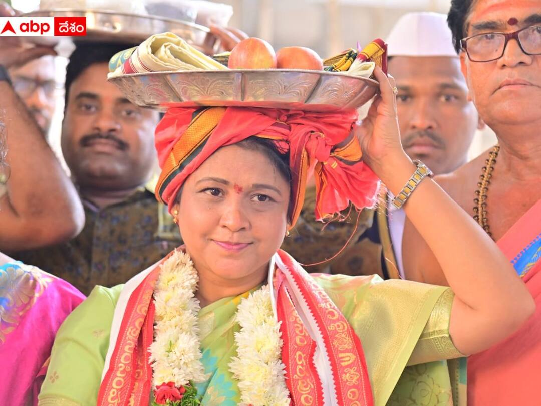 Jagtial Collector Shaik Yasmeen Basha visits Dharmapuri Lakshmi Narasimha Swamy Temple DNN Dharmapuri లక్ష్మీ నరసింహస్వామికి పట్టు వస్త్రాలు సమర్పించిన జగిత్యాల కలెక్టర్ షేక్ యాస్మిన్ బాషా