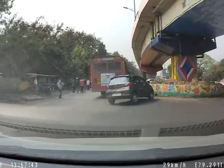 चंद्रपूरच्या वरोर नाका येथे एका अनियंत्रित कारची दुभाजकाला धडक दिली आहे.