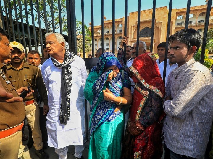 Pulwama attack Martyr Wives of three CRPF jawans from Rajasthan cry of govt apathy Pulwama Attack: पुलवामा हमले में जान गंवाने वाले CRPF जवानों की पत्नियों की आपबीती, कहा- सरकार नहीं सुन रही आवाज