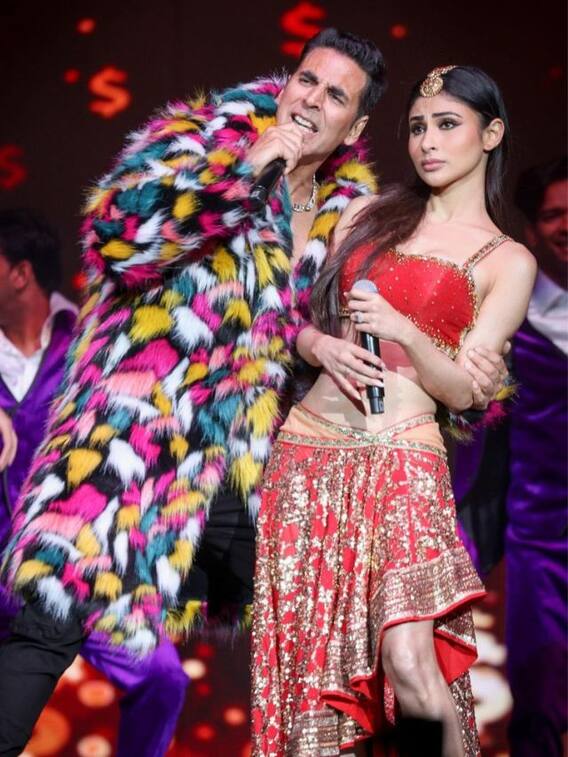 அக்‌ஷய் குமாருடன் மேடையேறிய மௌனி ராய்!