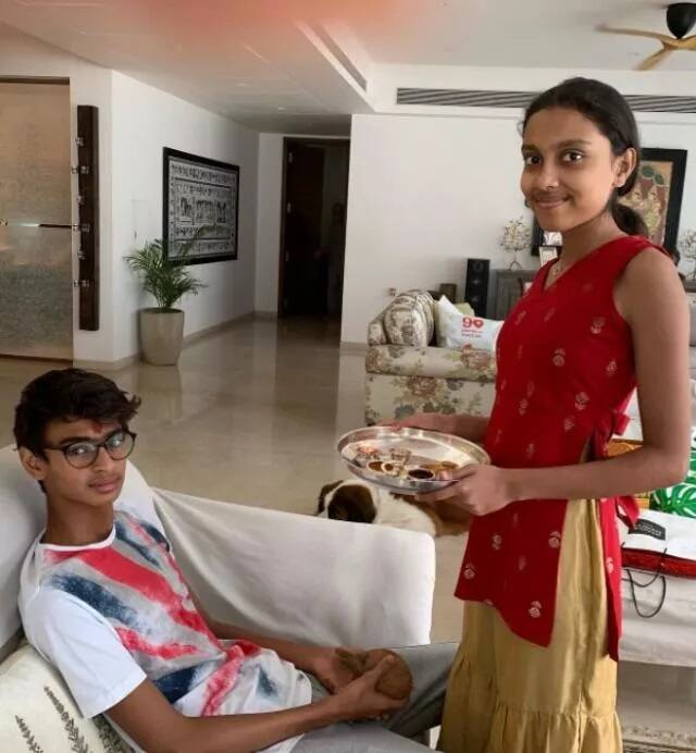 लिविंग एरिया के दूसरी तरफ आपको फ्लोरल सोफे भी लगे हुए दिखाई देंगे. साथ ही दीवारों को सजाने के लिए उनपर पेंटिग भी लगाई गई है.