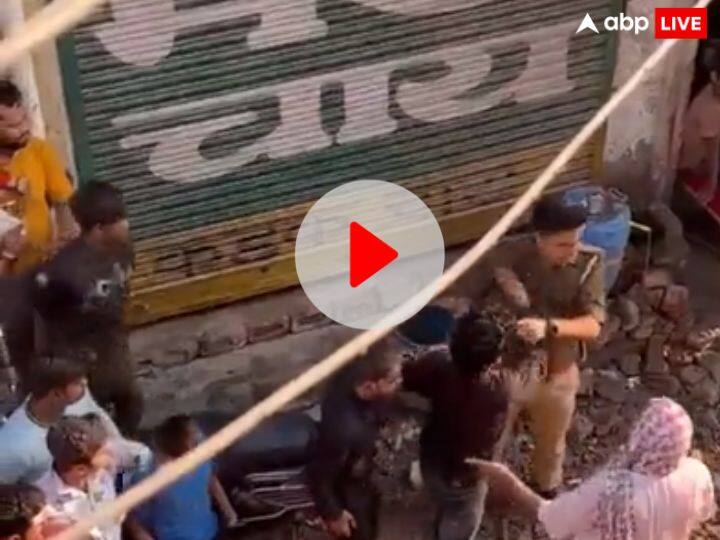 Mathura Viral Video Police Beat 2 Youth fiercely Samajwadi Party Attacks on BJP Watch: मथुरा में पुलिसकर्मियों की दबंगई, परिक्रमा मार्ग में दो युवकों को पीटा, वीडियो वायरल होने पर दी सफाई