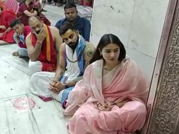 Virat Kohli And Anushka Sharma visits Mahakal Temple In Ujjain Virat-Anushka: महाकाल के मंदिर पहुंचे विराट कोहली-अनुष्का शर्मा, 4 बजे की भस्म आरती में लीन नजर आया ये स्टार कपल