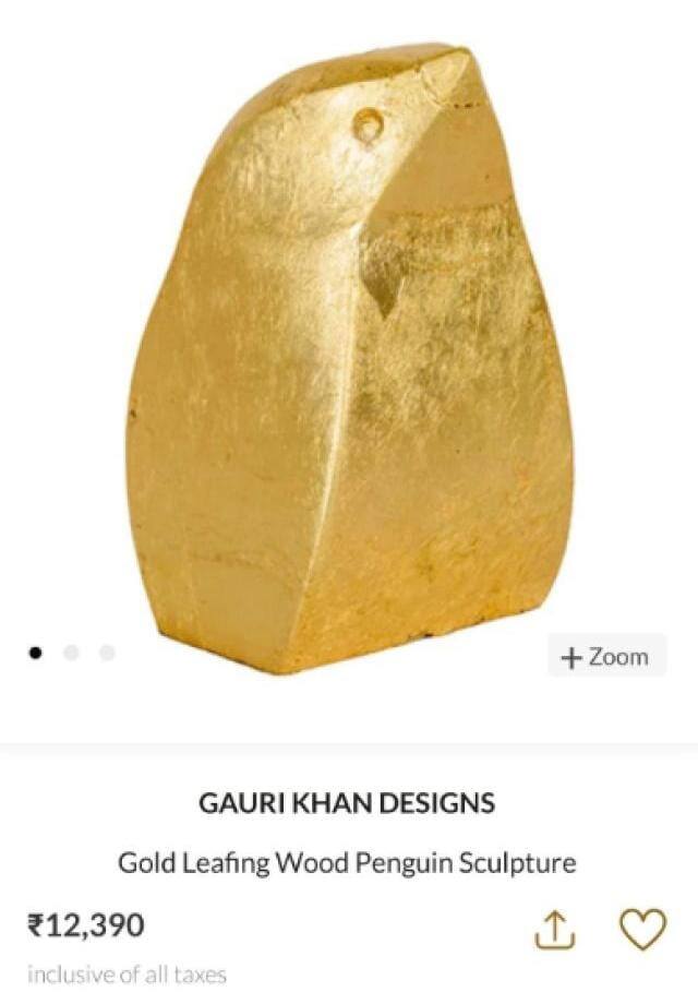 इतने महंगे दिये को बेचने के लिए गौरी खान का मजाक बना दिया गया. वहीं अगर हम एक सोने की पत्ती वाली लकड़ी की पेंगुइन की मूर्ति की बात करें तो इसकी कीमत ₹12390 लिस्ट की गई. जिसे देख रही हूं जिसने टिप्पणी करते हुए कहा कि इससे अच्छी तो मजनू भाई की फिल्म वेलकम की पेंटिंग थी. (Photo- Instagram)