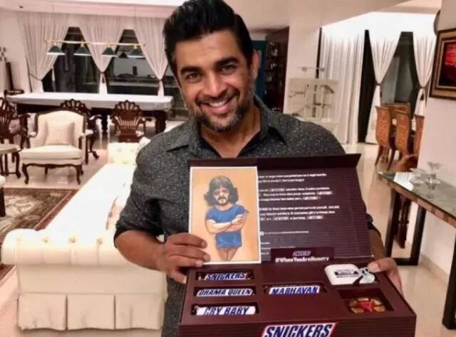 ये माधवन के घर का लिविंग रूम है. जहां की दीवारों को सफेद रंग से सजाया गया है. साथ ही यहां सोफे भी व्हाइट ही लगाए गए हैं.