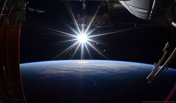 এর উত্তর দিয়েছেন মহাকাশ গবেষণা সংস্থা নাসার মহাকাশচারী স্কট কেলি। 'লেটেস্ট ইন স্পেস' এর তরফে যে টুইট করা হয়েছে তাঁকে মান্যতা দিয়েছেন তিনি। স্কটের কথায়, মহাকাশ থেকে সূর্যের যে রূপ দেখা যায় সেখানে কোন রঙ থাকে না।