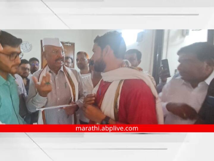 maharashtra News  Farmers reached the Ministry to remind Agriculture Minister Abdul Sattar about the compensation Abdul Sattar: कृषीमंत्र्यांना नुकसानभरपाईची आठवण करून देण्यासाठी शेतकरीपुत्रांनी गाठलं मंत्रालय
