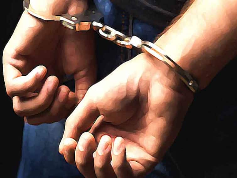 kolhapur crime News prisoner who absconded from cpr hospital kolhapur arrested after 7 hours search operation Kolhapur Crime : पोलिसांच्या हातावर तुरी देऊन CPR मधून पळालेला कैदी साडेसात तासांनी सापडला; यापूर्वी मिरजेतूनही पळाला होता