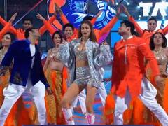 WPL की ओपनिंग सेरेमनी में कृति सेनन डांस परफॉर्मेंस से बिखेरा जलवा, देखें तस्वीरें