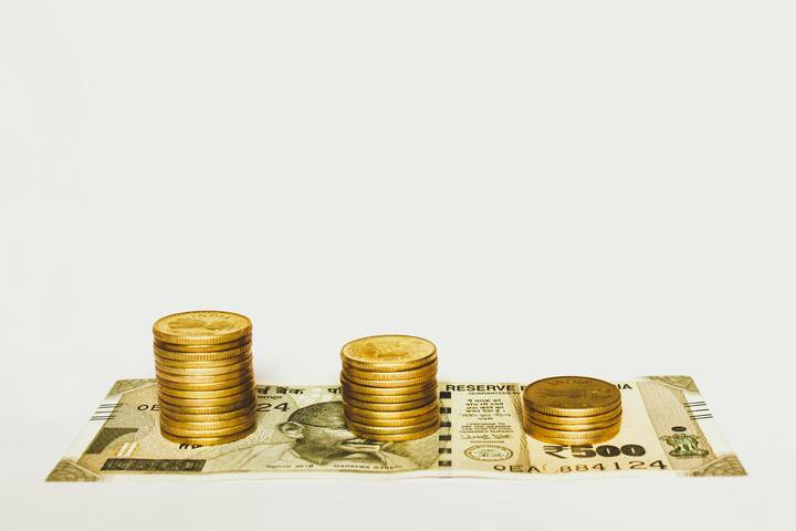 इसके बाद भारतीय अर्थव्यवस्था में आई गिरावट, विदेशों से लिए कर्ज, 1962 के भारत-चीन युद्ध, 1965 के भारत-पाकिस्तान युद्ध और 1966 में आए भीषण सूखे की मार के चलते 1967 में एक डॉलर की वैल्यू 7.50 रुपये के बराबर हो गई.