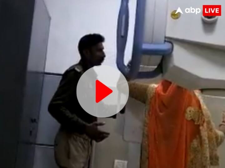 UP Ballia home guard Women X-Ray Diagnosis centre DM gave instructions Video Viral Watch: बलिया में मरीजों के साथ खिलवाड़, अस्पताल में महिला का X-Ray करता दिखा होमगार्ड का जवान