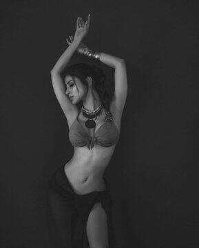 இந்தி டப்பிங் தொடரான நாகினி மூலம் தமிழில் பிரபலமானவர் மௌனி ராய்