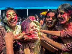 Holi In Pics:  ਹੋਲੀ ਤੋਂ ਪਹਿਲਾਂ ਜਸ਼ਨ 'ਚ ਡੁੱਬਿਆ ਬਰਸਾਨਾ-ਜੈਪੁਰ, ਲੱਠਮਾਰ-ਰਾਸਲੀਲਾ ਨਾਲ ਮਨਾਇਆ ਰੰਗੋਤਸਵ, ਵੇਖੋ ਤਸਵੀਰਾਂ
