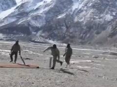 In Pics: क्रिकेट के बाद अब हॉकी खेलते नजर आए सेना के जवान, तस्वीरें देख आप भी कहेंगे वाह-वाह!