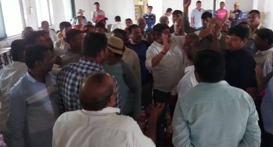 Surat altercation between Sarpanch, Talati and villagers in Barboghan village olpad  Surat: ઓલપાડના બરબોઘન ગ્રામ સભામાં સરપંચ, તલાટી અને ગ્રામજનો વચ્ચે  વાકયુદ્ધ