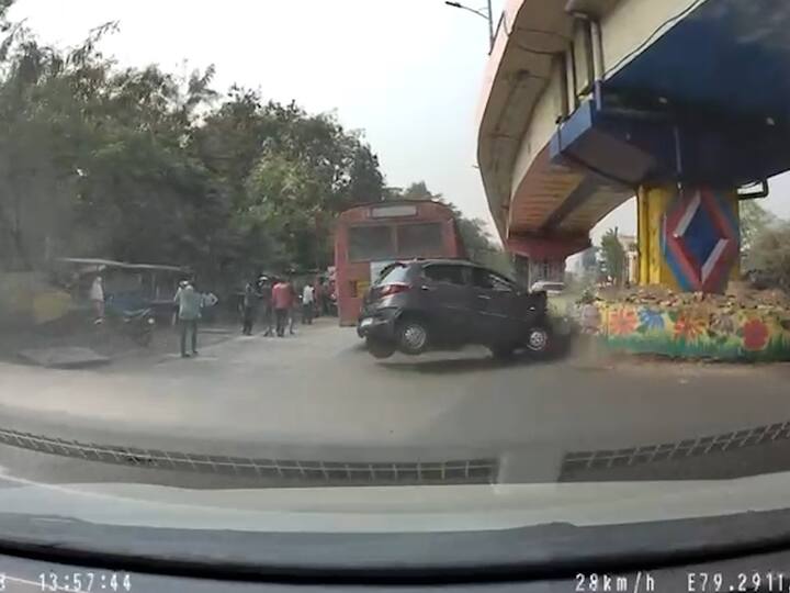 काल (शुक्रवारी) दुपारी वरोरा नाका चौकातील बाळासाहेब ठाकरे उड्डाणपुलाच्या खांबाला कारने जाऊन धडक दिली.