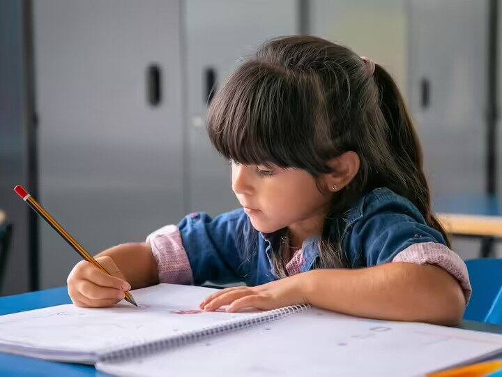 क्या आपका बच्चा भी पढ़ने में करता है आनाकानी...ये खास टिप्स अपनाएं और फिर देखें जादू How to increase focus in study know diet and exercise tips क्या आपका बच्चा भी पढ़ने में करता है आनाकानी...ये खास टिप्स अपनाएं और फिर देखें जादू