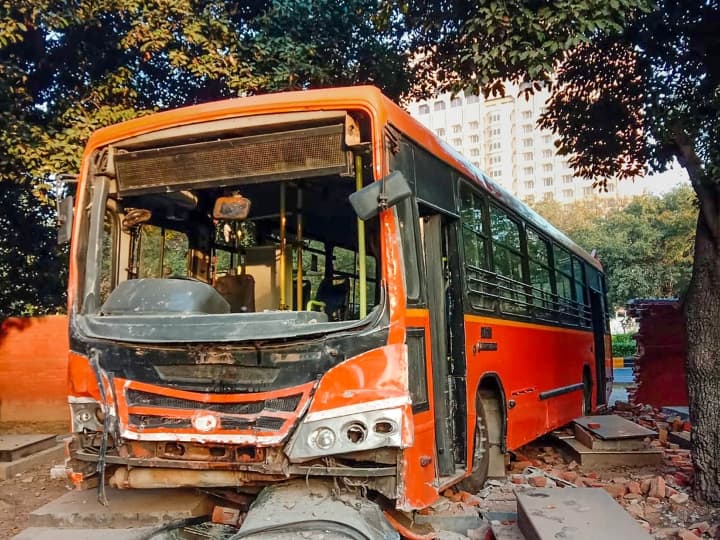 DTC Bus Entered Christian Cemetery and Broken Wall In Khan Market ANN Delhi Road Accident: दिल्ली में डीटीसी की बस बेकाबू होकर कब्रिस्तान में घुसी, कई कब्रें हुईं क्षतिग्रस्त