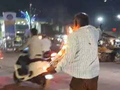 बीच सड़क पर जिंदा जल गया 60 साल का बुजुर्ग, कैमरे में कैद हुआ खौफनाक मंजर