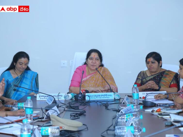 Felicitation for Women on the occassion of International Womens Day 2023: Satyavathi Rathod International Womens Day: కాకతీయుల గడ్డపై రాణి రుద్రమలను ఘనంగా సన్మానించుకుందాం: మంత్రి సత్యవతి రాథోడ్