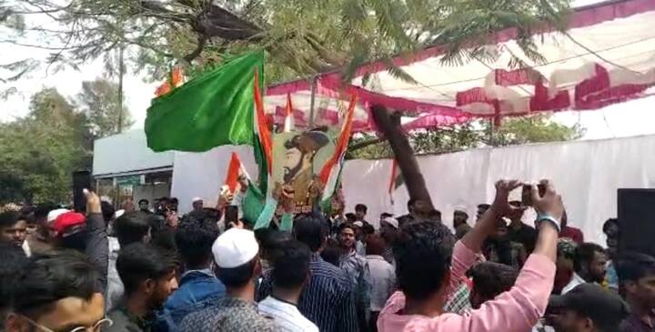 फोटो पाहून इतर तरुणांनी जोरदार घोषणाबाजी द्यायला सुरवात केली.