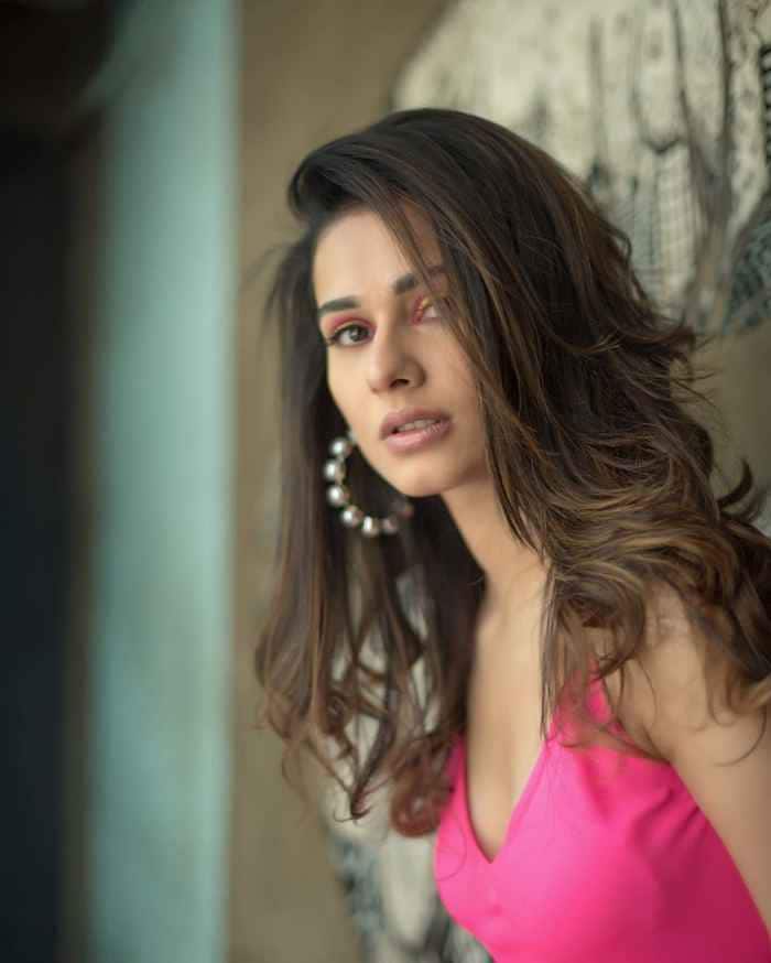 अनेरी वजानी – एक्ट्रेस अनेरी ने अपना एक्सपीरियंस शेयर करते हुए बताया कि, ‘मुझे पीरियड के पहले दिन बहुत ज्यादा दर्द होता है. ऐसे में मेरे लिए डायलॉग बोलना या सेट पर होना भी बहुत मुश्किल हो जाता है. इसलिए मैं हमेशा अपने प्रोड्यूसर्स को पहले ही बता देती हूं कि मेरे पीरियड्स शुरू होने पर एक दिन की छुट्टी चाहिए. ऐसे में मुझे ये लगता है कि हर महिला को ये छुट्टी मिलनी चाहिए.’