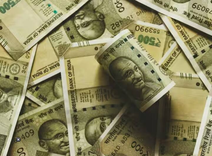 ਸੀਨੀਅਰ ਸਿਟੀਜ਼ਨ ਸੇਵਿੰਗ ਸਕੀਮ (ਐਸਸੀਐਸਐਸ) ਤਹਿਤ ਵਿਆਜ ਦਰ ਵਿੱਚ ਵਾਧਾ ਕੀਤਾ ਗਿਆ ਹੈ ਅਤੇ ਇਸ ਤਹਿਤ 8 ਫੀਸਦੀ ਸਾਲਾਨਾ ਵਿਆਜ ਦਿੱਤਾ ਜਾ ਰਿਹਾ ਹੈ।