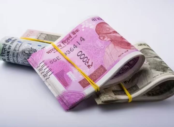 ਸਮਾਲ ਸੇਵਿੰਗ ਸਕੀਮ 'ਤੇ ਪਬਲਿਕ ਪ੍ਰੋਵੀਡੈਂਟ ਫੰਡ (PPF) ਸਕੀਮ ਦੇ ਤਹਿਤ 7.1 ਫੀਸਦੀ ਵਿਆਜ ਹੈ ਅਤੇ 15 ਸਾਲਾਂ ਲਈ ਨਿਵੇਸ਼ ਕੀਤਾ ਜਾ ਸਕਦਾ ਹੈ।