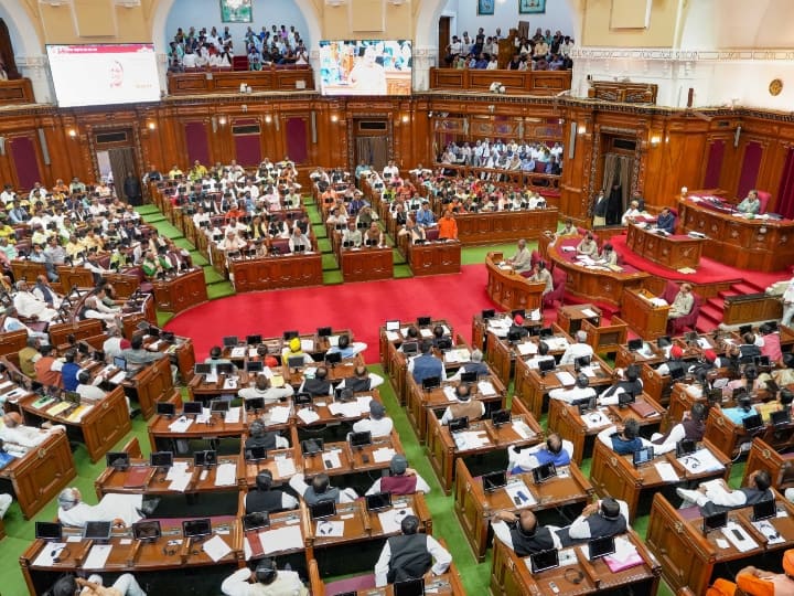 UP News: विधानसभा में दी गई पुलिसकर्मियों को सजा, अब हुए रिहा, बीजेपी के साथ विपक्ष ने भी किया समर्थन, जानें पूरा मामला UP Vidhansabha sentenced six policemen to one day sentence in UP breach of privilege case UP News: विधानसभा में दी गई पुलिसकर्मियों को सजा, अब हुए रिहा, बीजेपी के साथ विपक्ष ने भी किया समर्थन, जानें पूरा मामला