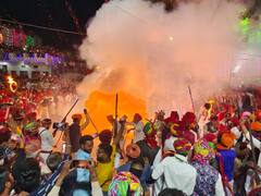Holi 2023: बारूद होली से धधक उठता है मेनार, रातभर होता है तोपों-बंदूकों से युद्ध, देखें फोटो