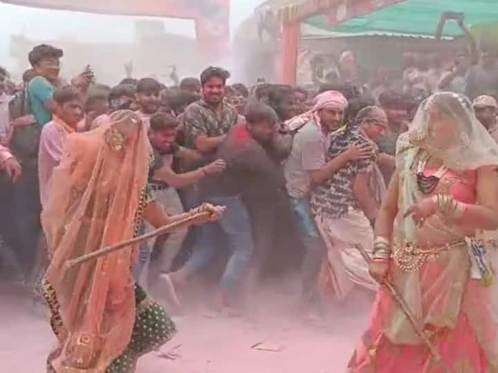 Mathura Holi 2023 Braj Lathmar Holi reached Gokul Devotees celebrated with Dancing ANN Holi 2023: मथुरा में मची होली की धूम, ब्रज की लठ्ठमार होली पहुंची गोकुल, नाचते- गाते नजर आए गोकुलवासी